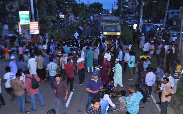 শিক্ষার্থীকে মারধর, বরিশালে মহাসড়ক অবরোধ